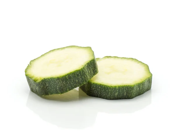 生ズッキーニの白い背景に分離された つの緑のズッキーニ スライス丸い小片 — ストック写真