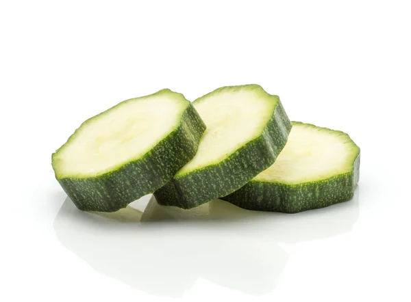 Três Fatias Abobrinha Verde Isoladas Fundo Branco Peça Courgette Cru — Fotografia de Stock