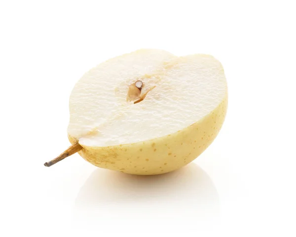 梨梨半分ホワイト バック グラウンド クロス黄色に分離された 小豆色ナシ — ストック写真
