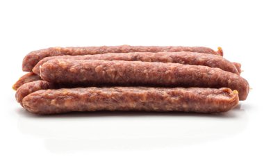 Doğal kaplama karışık domuz arı içinde füme beyaz arka plan üzerinde izole Macar kuru sosis sucuk yığını