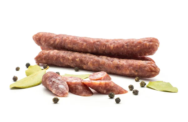 Salsichas Secas Húngaras Pepperoni Com Folhas Louro Pimenta Preta Pedaços — Fotografia de Stock