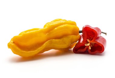 Bir sarı Habanero biber ve kırmızı yarısı beyaz arka plan üzerinde sıcak Çinli peppe izole dilimlenmiş
