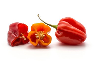 Beyaz arka plan üzerinde sıcak Çinli peppe bir kırmızı Habanero biber kırmızı ve turuncu iki dilimlenmiş yarısı ile izole