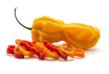 Bir sarı Habanero biber beyaz arka plan üzerinde sıcak Çinli peppe izole kırmızı turuncu kıyılmış dilimleri ile