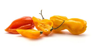 Beyaz arka plan üzerinde Çince bir sarı bir kırmızı turuncu biber ve iki yarıya sıcak izole Habanero biber seti