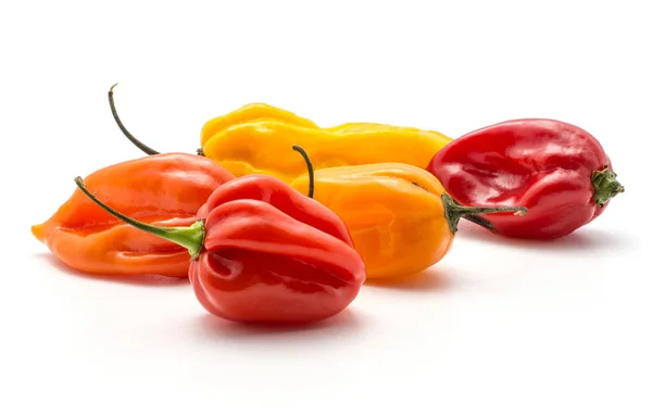 Habanero Chili Fem Röda Orange Gul Varm Paprika Stapla Isolerade — Stockfoto