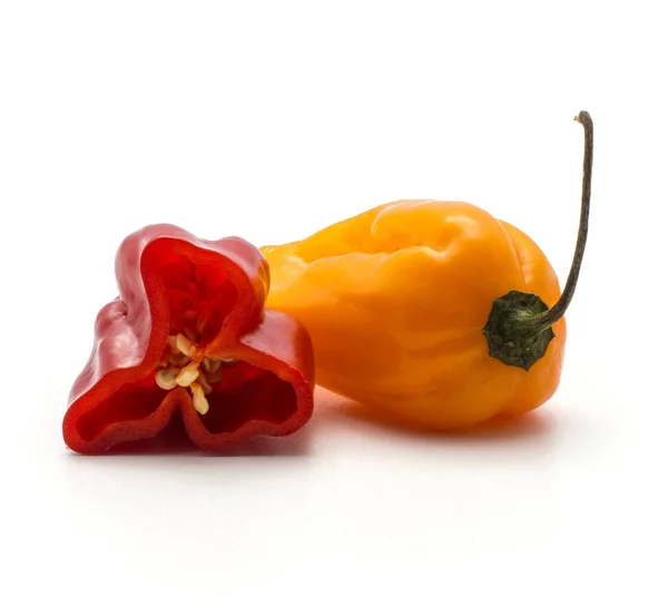 橙色哈瓦那人辣椒与一个红色一半隔绝在白色背景热中国佩普 — 图库照片