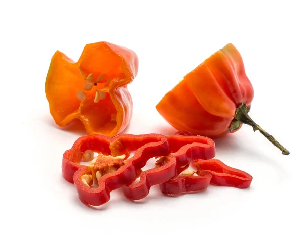 Peperoncino Rosso Habanero Tagliato Fette Due Metà Arancioni Isolate Sfondo — Foto Stock