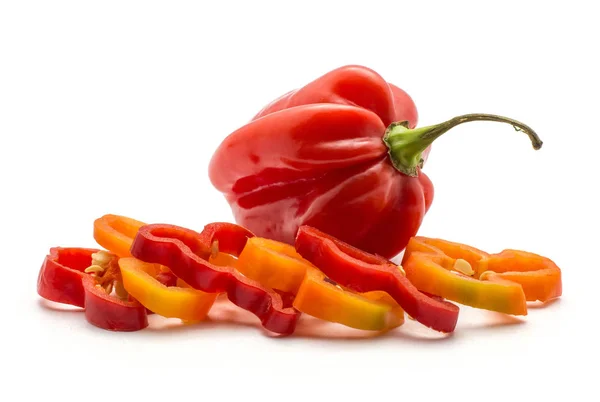 Peperoncino Rosso Habanero Fette Arancia Rossa Tritate Isolate Sfondo Bianco — Foto Stock