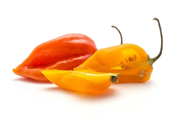 两个黄色哈瓦那人辣椒部分半和一个红色橙色孤立在白色背景热中国佩普 — 图库照片