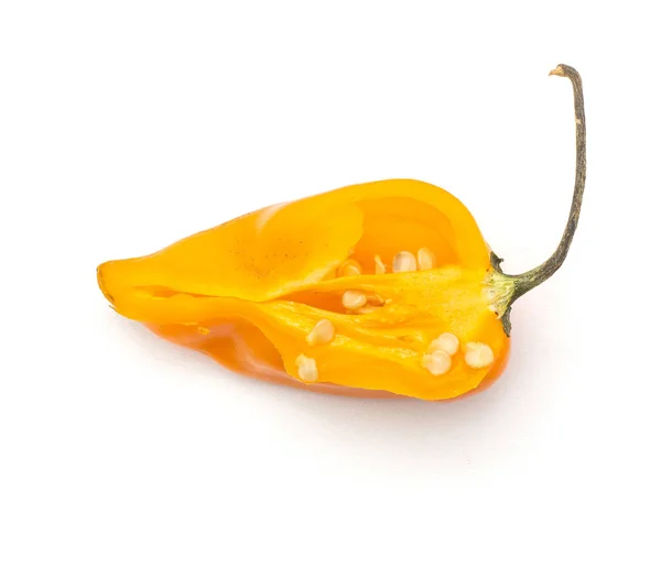 一个黄色的哈瓦那人辣椒部分半顶部视图被隔离在白色背景热中国佩普 — 图库照片