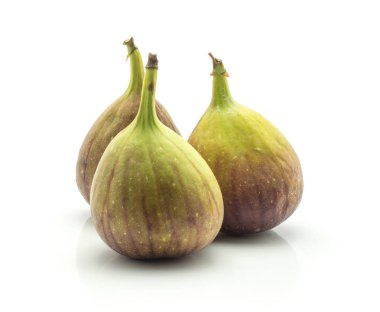 Beyaz arka plan üzerinde olgunlaşmış mor gree izole üç taze incir