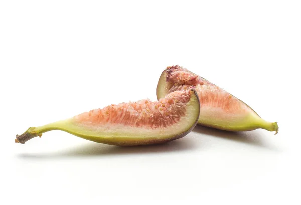 Twee Fig Segmenten Met Rose Vlees Geïsoleerd Een Witte Achtergrond — Stockfoto