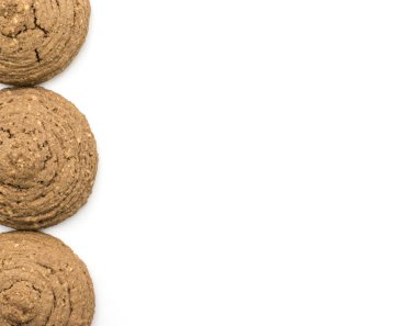 Beyaz arka plan damla şekil kahverengi çıtır bisküvi üzerinde izole satır üstten görünüm içinde üç kakao yulaf kurabiye