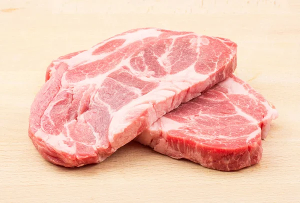 Cortes Carne Crua Pescoço Porco Isolado Fundo Madeira Fresco Duas — Fotografia de Stock