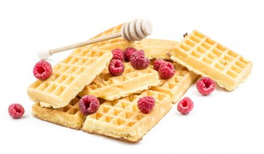 Geleneksel gözleme (Belçika) yığın taze kırmızı Ahududu ve beyaz arka plan tatlı izole bal ile hassas ve hava