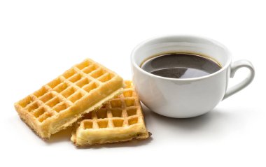 Bir fincan kahve süt beyaz arka plan tatlı hassas ve havadar lezzetli breakfas üzerinde izole olmadan ile iki geleneksel gözleme (Belçika)