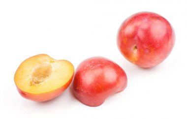 Erik kırmızı turuncu bir bütün iki etli yarısı beyaz arka plan üzerinde taze izole ve parlak