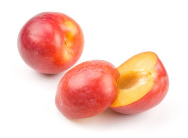 Erik kırmızı portakal ve bir iki devrede de beyaz arka plan taze ve parlak izole dilimlenmiş