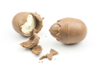 İki sütlü çikolata yumurta beyaz arka plan üzerinde bir izole açın ve parça halinde kırık