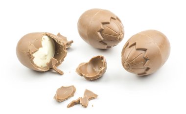 Beyaz adam izole parçalar halinde üç sütlü çikolata yumurta bir kırık