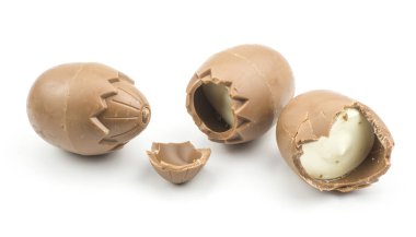 Çikolata bir kırık bir yarım yumurta ve bütün beyaz adam izole