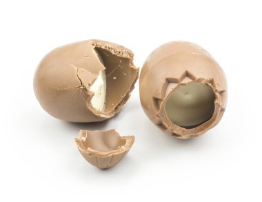 İki çikolatalı kırık yumurta üzerinde izole beyaz adam ayarla