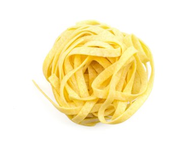 Fettuccine makarna klasik ham üstten görünüm beyaz arka plan üzerinde bir piec izole.