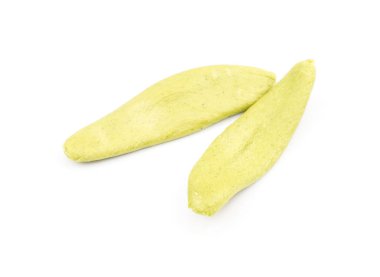 Zeytin ıspanaklı makarna iki adet çiğ beyaz adam izole bırakır.