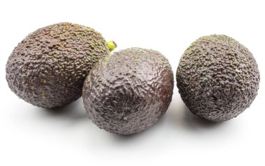 Üç avokado (yeşil kahverengi alligator armut) üzerinde beyaz adam izole