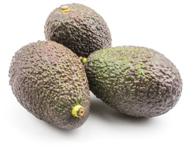 Beyaz arka plan olgun üç alligator armut üzerinde izole yeşil kahverengi avokado