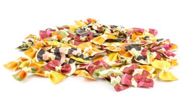 Farfalle makarna sebze yığın üzerinde beyaz izole ile ham klasik geleneksel Italia arka plan