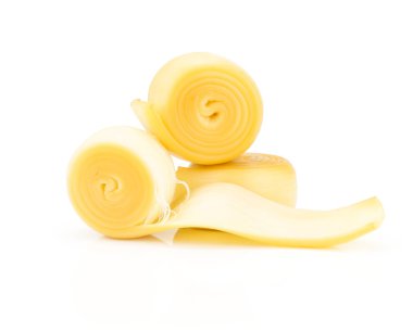 Slovak kremsi beyaz arka plan üç parça üzerinde izole peynir füme