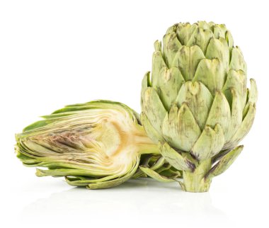 Küre enginar baş ve bir bölümü yarı beyaz arka plan üzerinde taze kesilmiş ra izole