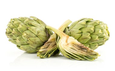 Beyaz arka plan iki ham başkanları ve iki taze kesilmiş dilim izole küre enginar seti