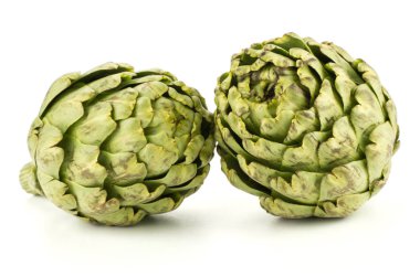 Beyaz arka plan ham taze cu izole iki küre enginar çiçeği