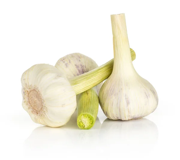 Junger Knoblauch Mit Grünen Stielen Drei Zwiebeln Isoliert Auf Weißem — Stockfoto