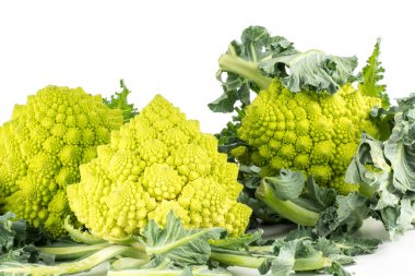 Romanesco karnabahar veya brokoli beyaz arka plan üzerinde üç Yeşil başlı izni ile izole