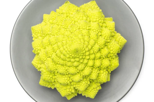 Romanesco karnabahar veya brokoli gri plaka üstten görünüm üzerinde beyaz arka plan üzerinde bir yeşil hea izole