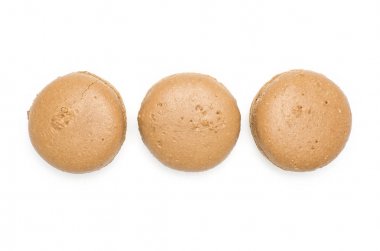 Beyaz arka planda üç ro içinde izole görünümü çikolata Fransız macarons top