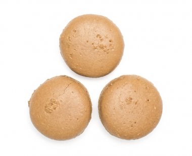 Beyaz adam izole görünümü üç çikolata Fransız macarons top
