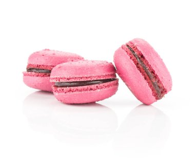 Üç pembe Fransız macarons izole üzerinde beyaz adam içinde ahududu ile