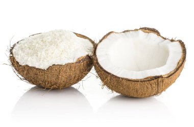 Hindistan cevizi tamamlayan bir başka beyaz arka plan kahverengi fibröz kabuk süt mea ile izole talaşı ile dolu