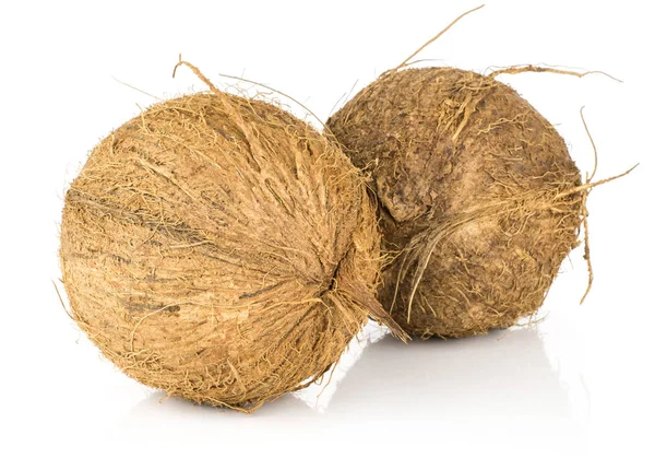 椰子两个坚果在白色背景棕色纤维布上分离 — 图库照片