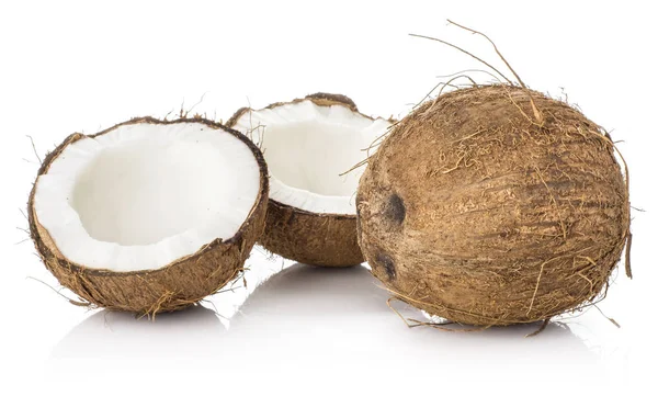 Kokosnüsse Zwei Hälften Und Eine Nuss Isoliert Auf Weißem Hintergrund — Stockfoto