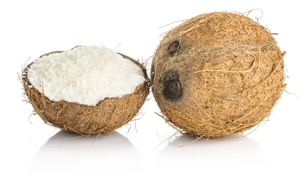 椰子和一个半填充的刨花在白色背景棕色纤维壳与牛奶 — 图库照片