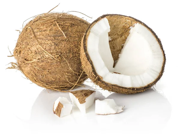 Een Kokosnoot Gebroken Helft Met Drie Stukken Geïsoleerd Een Witte — Stockfoto