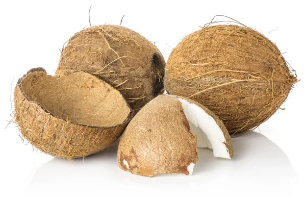 椰子设置两个坚果和一个残破的半孤立在白色背景棕色纤维壳与牛奶多边环境 — 图库照片