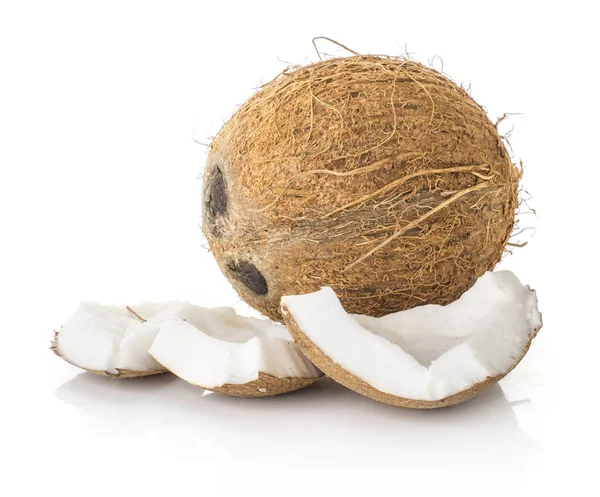 一个椰子与三残破的片断被隔绝在白色背景褐色纤维壳与牛奶多边环境协定 — 图库照片