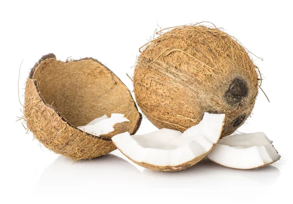 椰子设置一个坚果与半和二个片断被隔绝在白色背景褐色纤维壳与牛奶多边环境协定 — 图库照片